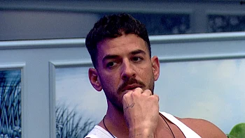 "רועדות לי הביציות": מי הדייר שהמגלשה תשלח החוצה?