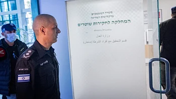 נציב שב"ס טוען: "חוקרת בתיק נגדי ניהלה קשר עם העד המרכזי"