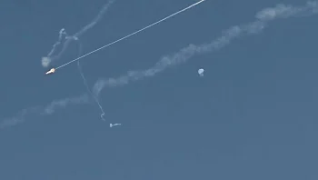 ירי מאיראן לאמירויות: 3 טילים יורטו, אש במפעל פטרוכימי ובספינה