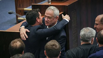 מכה נוספת לגנץ: ח"כ איתן גינזבורג הודיע על עזיבת כחול לבן