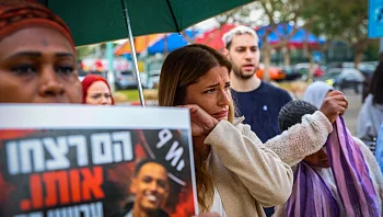 מפגינים מחוץ לדיון על החשוד ברצח ימנו זלקה: "האלימות הורגת"