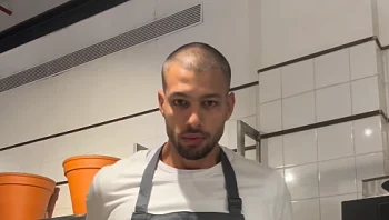 "לא בושה": המסר של הדוגמן אחרי הפפראצי שלו עובד במאפייה