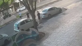 ללא סיבה - צעירים תקפו באלימות נהג רכב בפתח תקווה