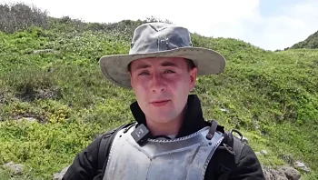 למרות האזהרות: יוטיובר נכנס לאי הנחשים האסור - וזה המסר שלו