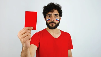 אדם כתב ביקורת באינטרנט על חצאית קצרצרה - וגורש מהמדינה