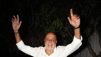 עמוס לוזון ובת הזוג הצעירה ממנו ב-34 שנים עושים את זה רשמי