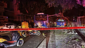 אוטובוס פגע בכבלי חשמל בת"א; בת 11 נפצעה אנושות ו-2 קשה