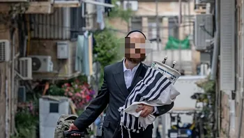 יצא ללבנון עם ספר תורה ונשק: "ההזדמנות להפוך ממעודד לשחקן"