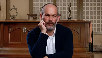 הזמר יונתן רזאל נמצא בסכנת חיים לאחר שהתגלה דימום במוחו