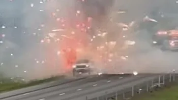 זיקוקים על כביש מהיר: המשאית עלתה באש - והתוצרת "עבדה מצוין"