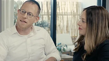 "הכי קשה זה שמירת נגיעה": איך נראית אהבה כשכמעט הכול אסור?