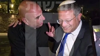 תיעוד: בן גביר חוגג ומתחבק עם העבריין המורשע שאיים על עיתונאים