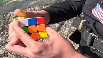 פתר שתי קוביות הונגריות בצניחה חופשית - וקבע שיא עולמי
