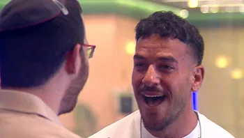 אחיו של עומר נכנס לבית ומפתיע אותו: "אני עומד להתחתן"