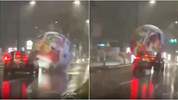 כדור ענק של גביע העולם נסחף בסערה והתגלגל ברחובות