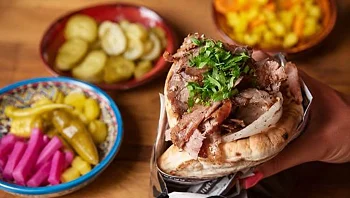 המהפכה הבשרית של חיפה: השווארמה בחוף הכרמל שמפצחת את הסיוט הגדול של הנהגים