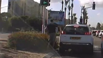 האזרח שהציל נהג מעולף ברמזור במהלך נסיעה: "כולם היו שמים לב"