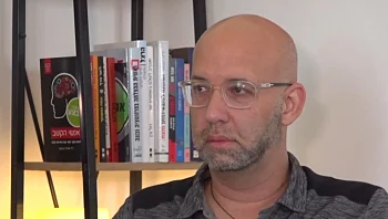 בלי גילוי נאות: הפרשן, המחמאות - והתשלום מהמפלגה
