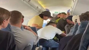 "סרט אימה": הטייס לקה באירוע רפואי, הנוסעים נאלצו לרתקו לכיסא