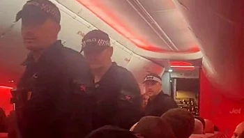 התפרע בטיסה, רותק על ידי נוסעים - ומת למחרת בבית החולים