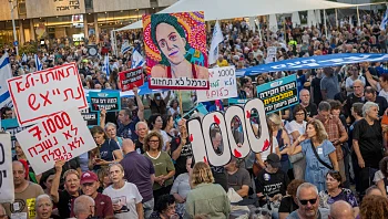 1,000 ימים ל-7 באוקטובר: המונים בעצרת הענק בכיכר החטופים
