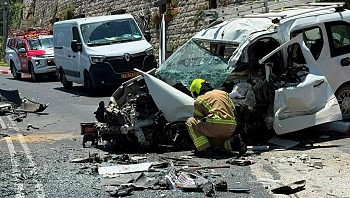 6 פצועים בתאונת דרכים בין אוטובוס לרכב בצפת, בהם צעיר במצב קשה