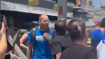"מגיע לו": פעילי מפלגת הדמוקרטים הותקפו בת"א, 2 נעצרו
