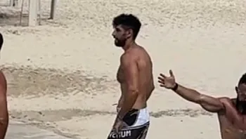 פפראצי בלעדי: עידן עמדי באימון לוהט במיוחד בחוף הים