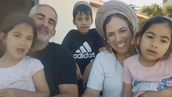 המשפחה שעברה עם עשרת ילדיהם ליישוב צמוד גדר: "הלב נפתח"
