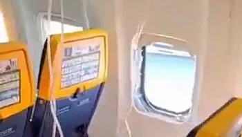 אימה במרומים: החלון של המטוס נשבר - ונוסע כמעט נשאב החוצה