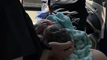 תינוק נולד בצד הכביש המהיר, וחבל הטבור שלו נקשר במטען של אייפון