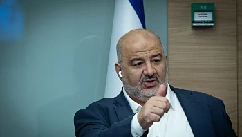 עבאס: "פלסטין קיימת, על ישראל להכיר בה". איזנקוט ורה"מ תקפו