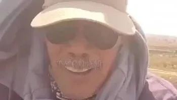לראות ולא להאמין: איכר נתלה על רחפן ענק - והדהים את הרשת