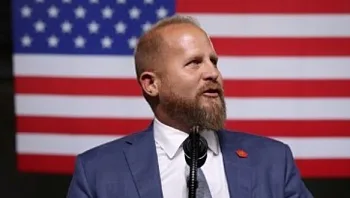 דיווח: ישראל שכרה יועץ לשעבר של טראמפ למבצע השפעה נגד הנשיא