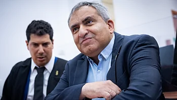 התובע בפתח עדות אלקין במשפט נתניהו: "העד מזוהה עם הנאשם"