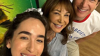 לפני שהמחזמר בכיכובה עולה: משי קלינשטיין זוכה לביקור מרגש