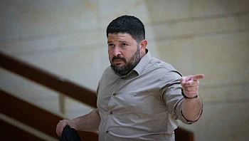פנייה ליועמ"שית לחקור את אלמוג כהן: "מפר צווי איסור פרסום"