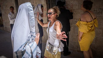 נוהל שבת: מפגינים חרדים מחו שוב מול בית הקפה "בסמטה" בי-ם