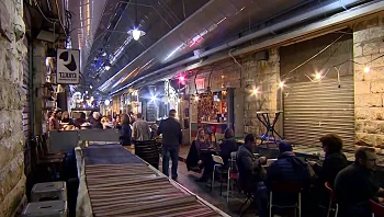 בהפגנות ואיומים: כך משכנעים את הברים בשוק לסגור את העסק