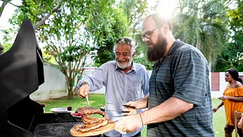 במקום דייטים: גברים שוכרים "חבר למנגל" בתשלום
