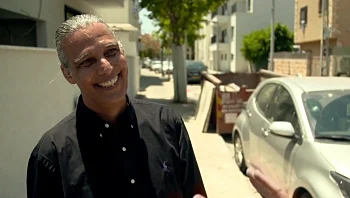 "לא גאה ולא מתבייש": הבן של גואל רצון הולך בדרכו של אביו