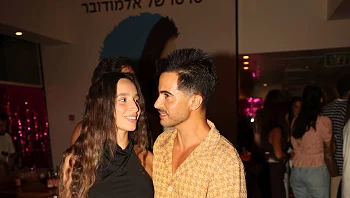 הפתעה על השטיח האדום: השחקן ואשתו חשפו היריון שני