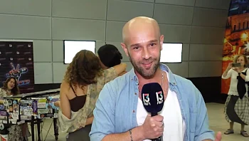 מוזיקה מאחדת - מתמודדי "דה וויס" מפתיעים את הנוסעים ברכבת