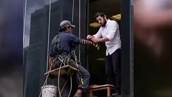 מנקה חלונות הניח תפילין בגובה רב - ושבר את הרשת