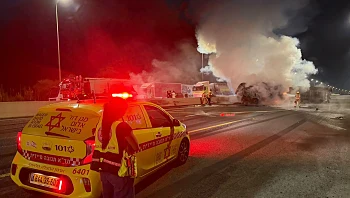 לילה קטלני בדרכים: נהג משאית נהרג בהתנגשות עם רכב בכביש 4