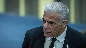 אחרי שבערוץ 14 נטען שהוא "עוזר לנאצים" - לפיד איים: "אתבע אתכם"