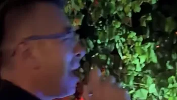 השוטר שהגיע לסגור מסיבת קריוקי - ותפס את המיקרופון