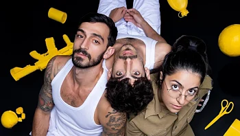 ההצגה הזאת לא מפחדת לצחוק על כל מה שכואב במציאות הישראלית