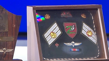 סגירת מעגל מרגשת: דרגות הלוחם שנפל מצאו את דרכן חזרה למשפחתו