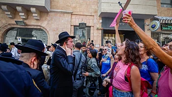 מהומות השבת בי-ם: חרדים הפגינו וניסו לפרוץ לקפה "בסמטה"